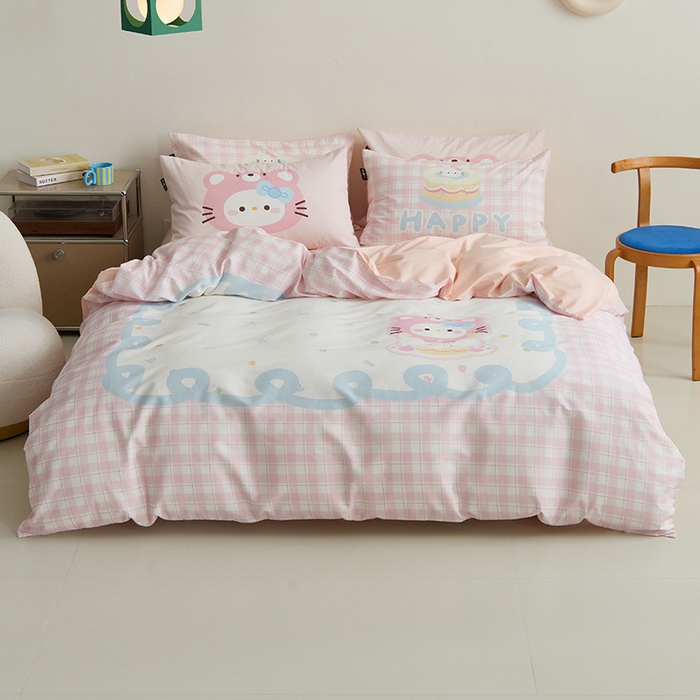 91家纺网 家纺一手货源 找家纺 RYB红黄兰 开学季2025新款ins设计师原创13372大版卡通数码印花40s全棉纯棉三件套四件套 蛋糕小奶猫