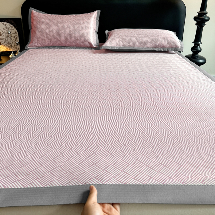 91家纺网 家纺一手货源 找家纺 红嘴企鹅2025新款人字纹提花冰丝凉席（量大可聊 ） 人字纹提花-粉色