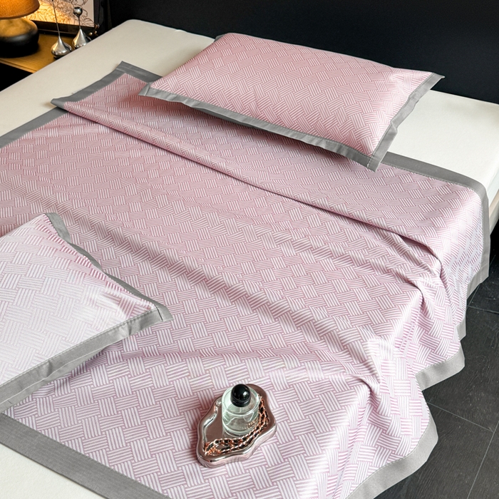 91家纺网 家纺一手货源 找家纺 红嘴企鹅2025新款人字纹提花冰丝凉席（量大可聊 ） 人字纹提花-粉色