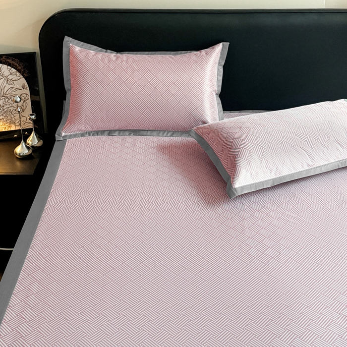 91家纺网 家纺一手货源 找家纺 红嘴企鹅2025新款人字纹提花冰丝凉席（量大可聊 ） 人字纹提花-粉色