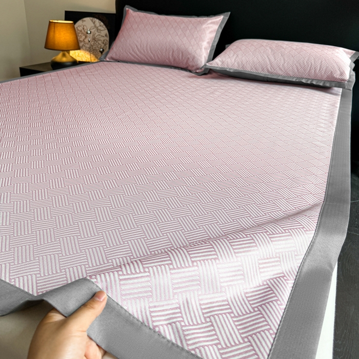 91家纺网 家纺一手货源 找家纺 红嘴企鹅2025新款人字纹提花冰丝凉席（量大可聊 ） 人字纹提花-粉色