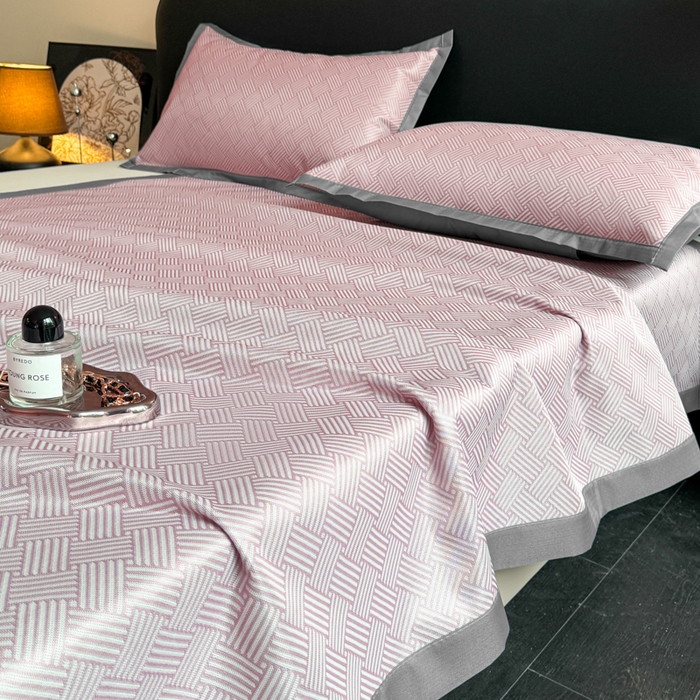 91家纺网 家纺一手货源 找家纺 红嘴企鹅2025新款人字纹提花冰丝凉席（量大可聊 ） 人字纹提花-粉色