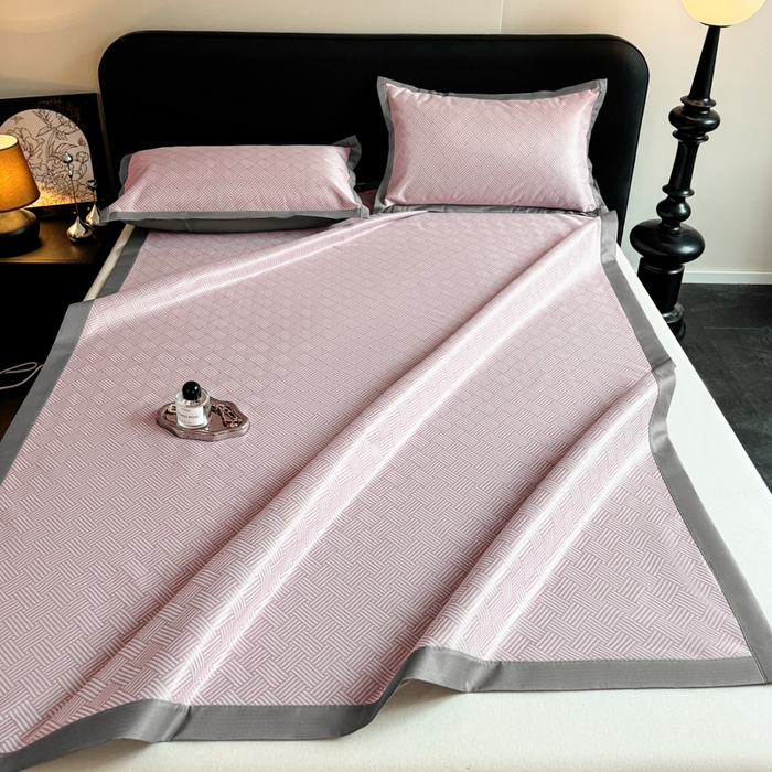 91家纺网 家纺一手货源 找家纺 红嘴企鹅2025新款人字纹提花冰丝凉席（量大可聊 ） 人字纹提花-粉色