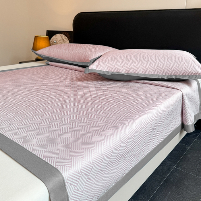 91家纺网 家纺一手货源 找家纺 红嘴企鹅2025新款人字纹提花冰丝凉席（量大可聊 ） 人字纹提花-粉色