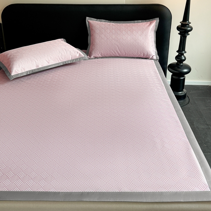 91家纺网 家纺一手货源 找家纺 红嘴企鹅2025新款人字纹提花冰丝凉席（量大可聊 ） 人字纹提花-粉色