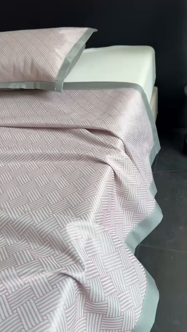 91家纺网 家纺一手货源 找家纺 红嘴企鹅2025新款人字纹提花冰丝凉席（量大可聊 ） 人字纹提花-粉色