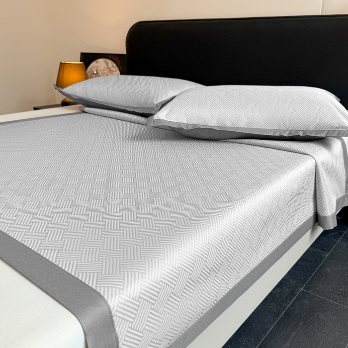 91家纺网 家纺一手货源 找家纺 红嘴企鹅2025新款人字纹提花冰丝凉席（量大可聊 ） 人字纹提花-灰色