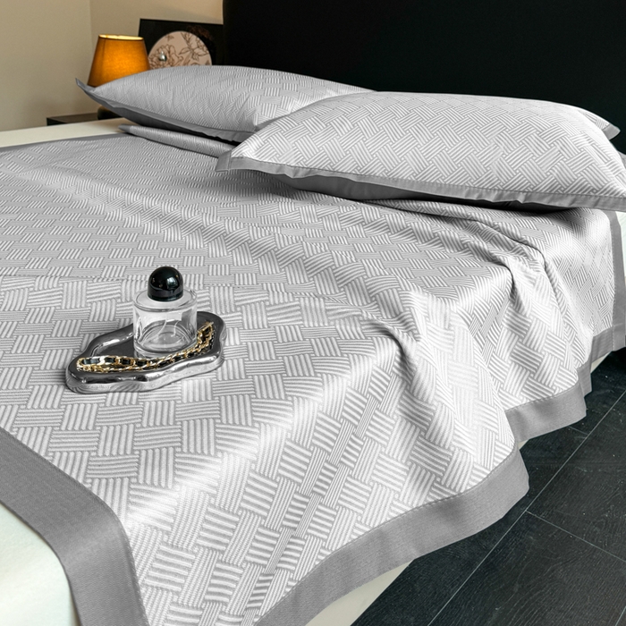 91家纺网 家纺一手货源 找家纺 红嘴企鹅2025新款人字纹提花冰丝凉席（量大可聊 ） 人字纹提花-灰色