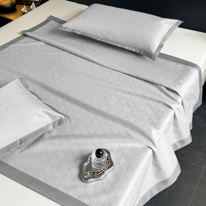 91家纺网 家纺一手货源 找家纺 红嘴企鹅2025新款人字纹提花冰丝凉席（量大可聊 ） 人字纹提花-灰色