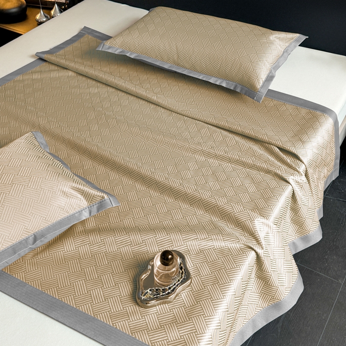 91家纺网 家纺一手货源 找家纺 红嘴企鹅2025新款人字纹提花冰丝凉席（量大可聊 ） 人字纹提花-咖啡