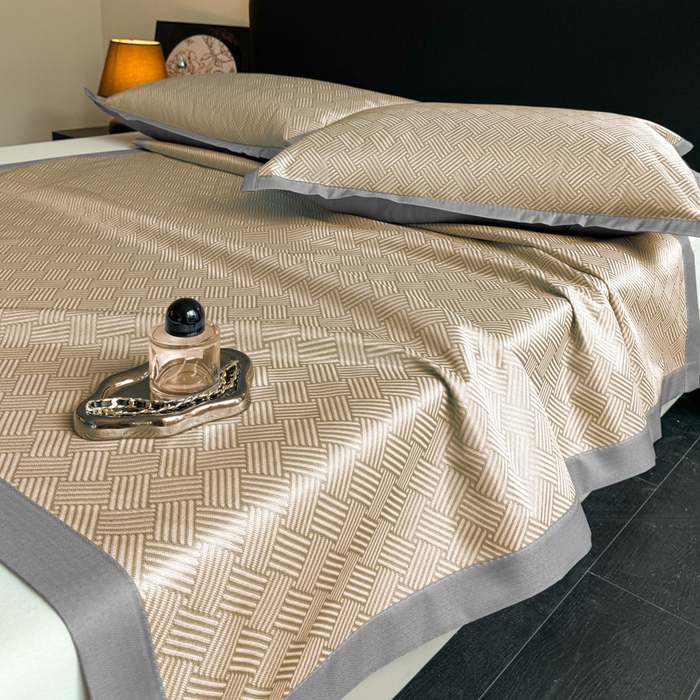 91家纺网 家纺一手货源 找家纺 红嘴企鹅2025新款人字纹提花冰丝凉席（量大可聊 ） 人字纹提花-咖啡