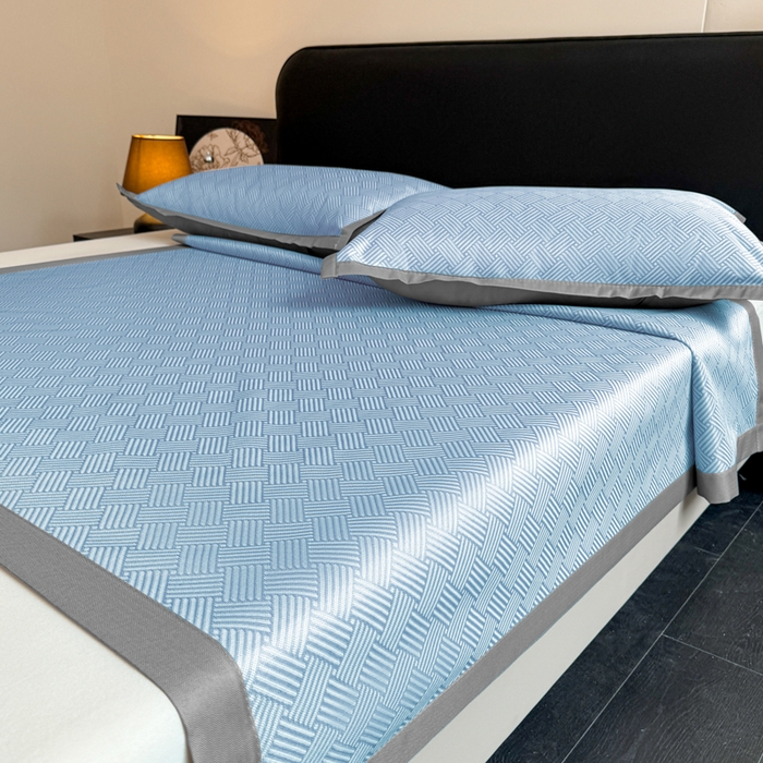 91家纺网 家纺一手货源 找家纺 红嘴企鹅2025新款人字纹提花冰丝凉席（量大可聊 ） 人字纹提花-蓝色