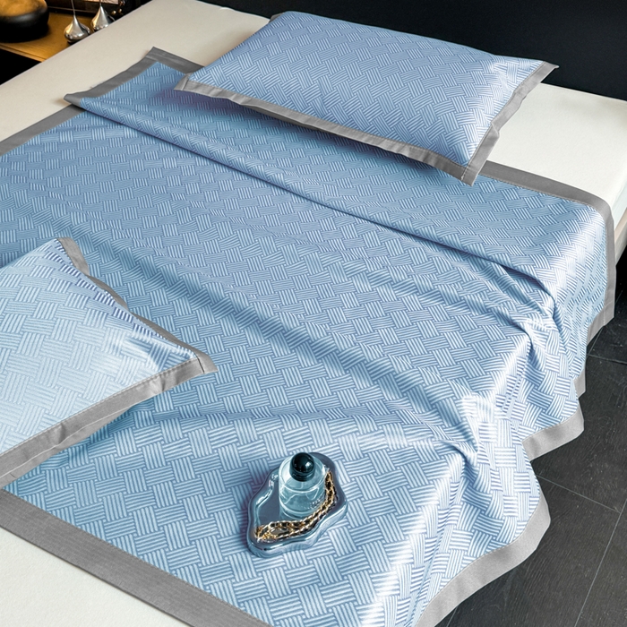 91家纺网 家纺一手货源 找家纺 红嘴企鹅2025新款人字纹提花冰丝凉席（量大可聊 ） 人字纹提花-蓝色