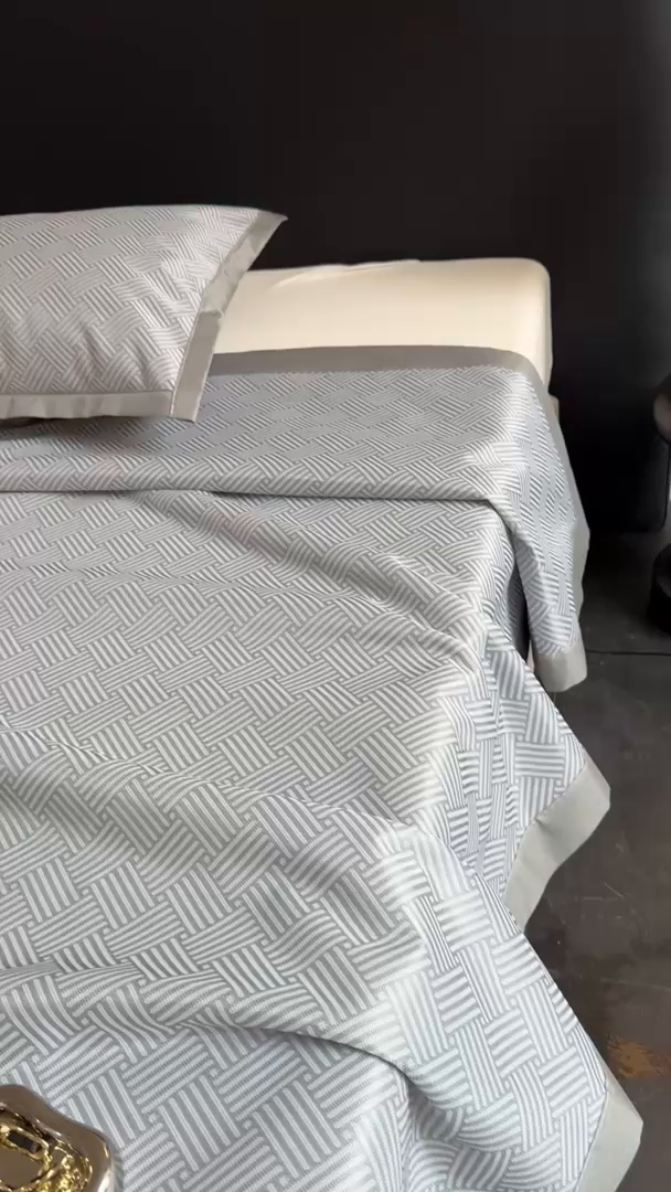 91家纺网 家纺一手货源 找家纺 红嘴企鹅2025新款人字纹提花冰丝凉席（量大可聊 ） 人字纹提花-灰色