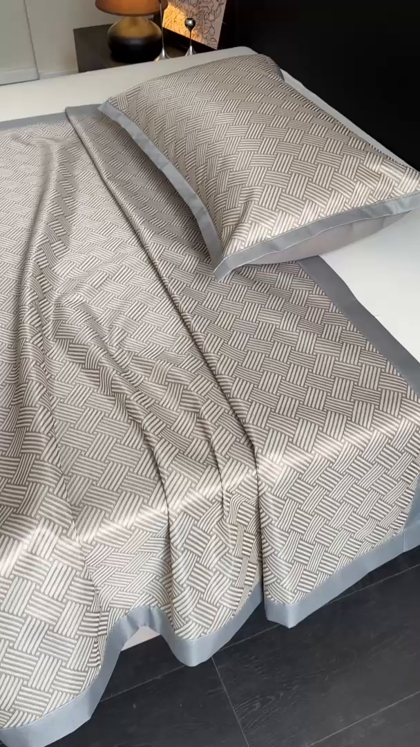 91家纺网 家纺一手货源 找家纺 红嘴企鹅2025新款人字纹提花冰丝凉席（量大可聊 ） 人字纹提花-咖啡