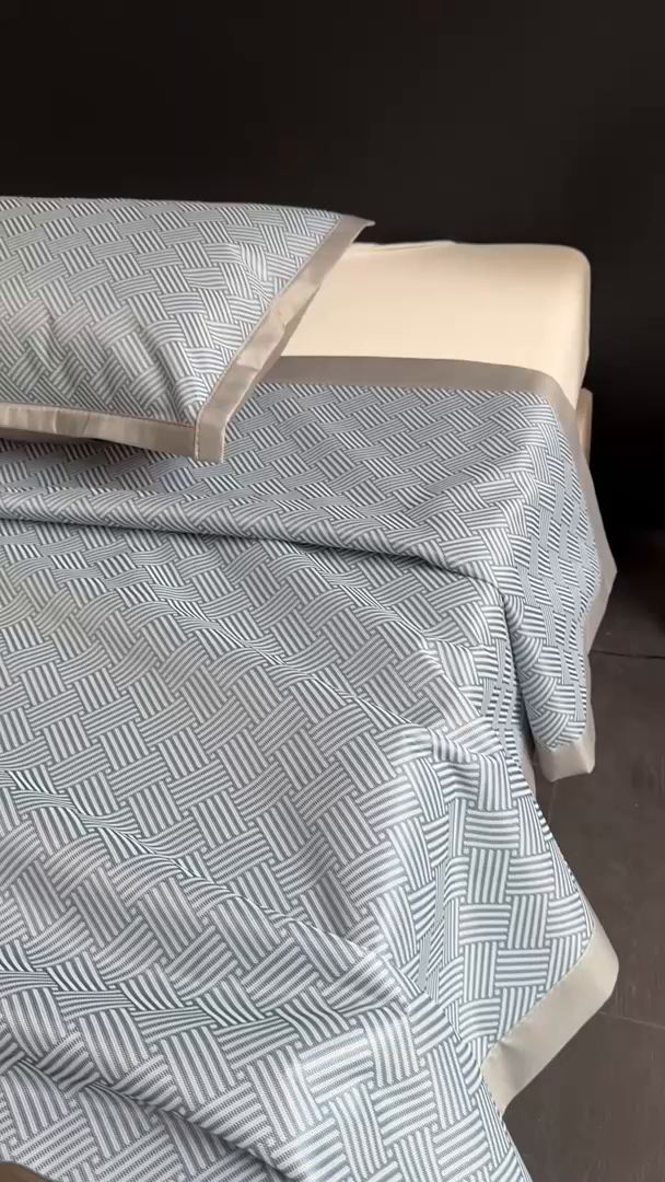 91家纺网 家纺一手货源 找家纺 红嘴企鹅2025新款人字纹提花冰丝凉席（量大可聊 ） 人字纹提花-蓝色