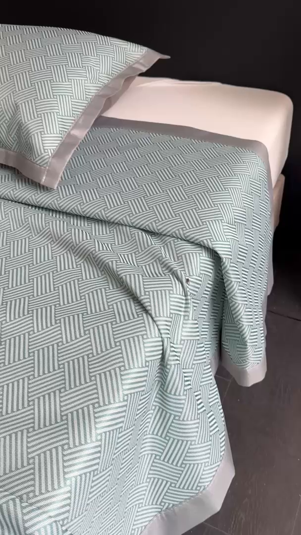 91家纺网 家纺一手货源 找家纺 红嘴企鹅2025新款人字纹提花冰丝凉席（量大可聊 ） 人字纹提花-绿色