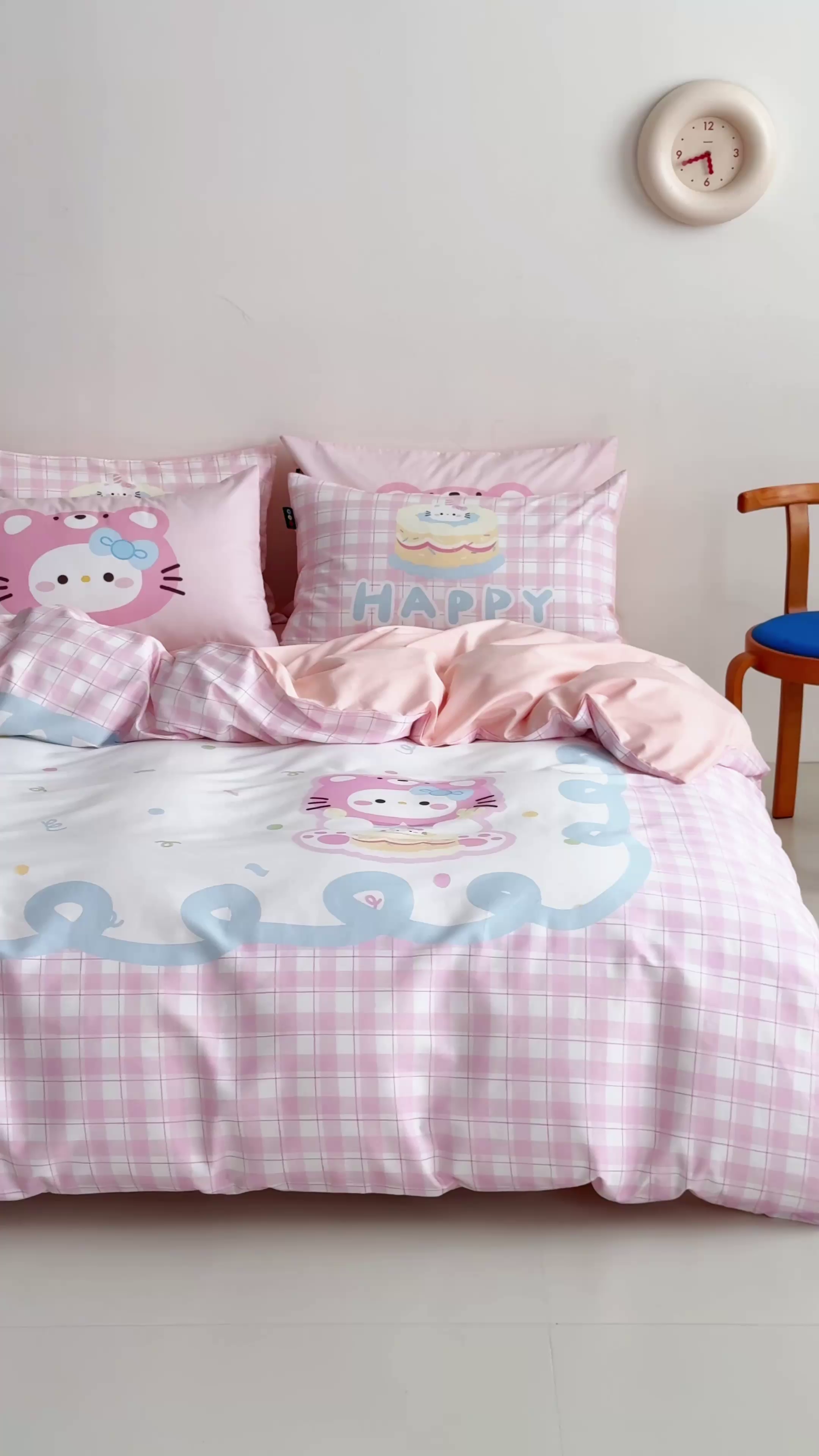 91家纺网 家纺一手货源 找家纺 RYB红黄兰 开学季2025新款ins设计师原创13372大版卡通数码印花40s全棉纯棉三件套四件套 蛋糕小奶猫