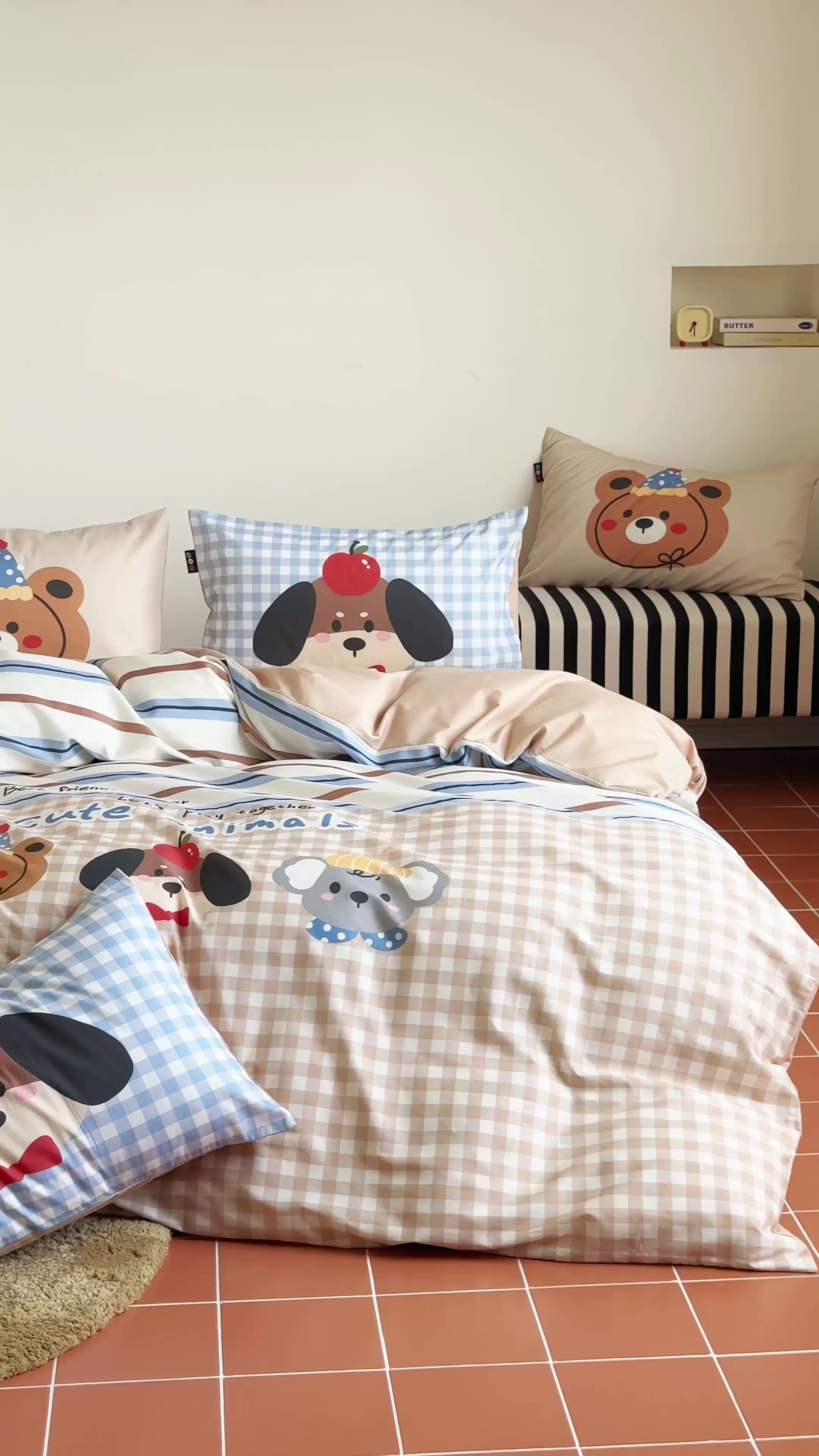 91家纺网 家纺一手货源 找家纺 RYB红黄兰 开学季2025新款ins设计师原创13372大版卡通数码印花40s全棉纯棉三件套四件套 趣味小伙伴