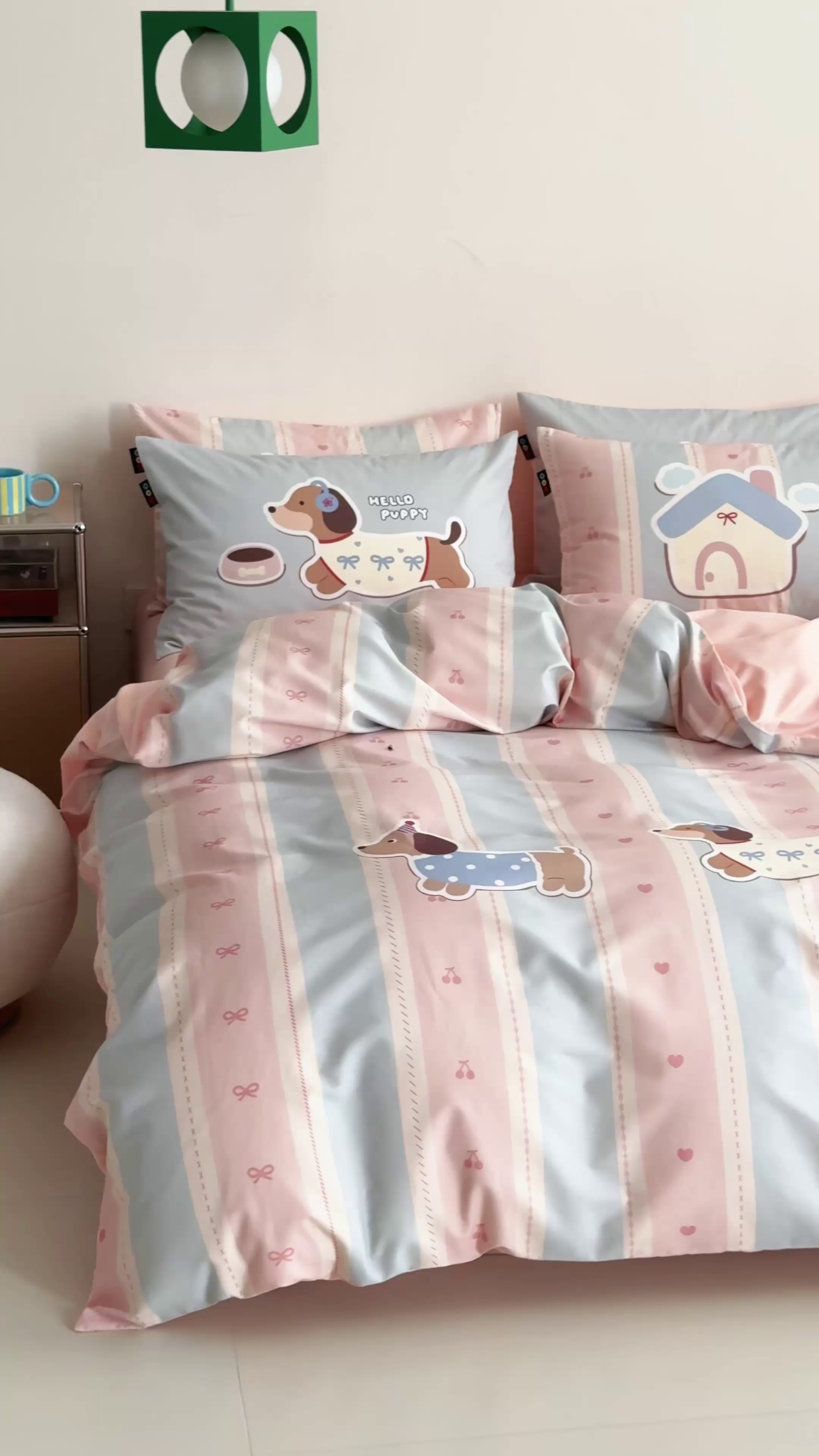 91家纺网 家纺一手货源 找家纺 RYB红黄兰 开学季2025新款ins设计师原创13372大版卡通数码印花40s全棉纯棉三件套四件套 甜心腊肠狗