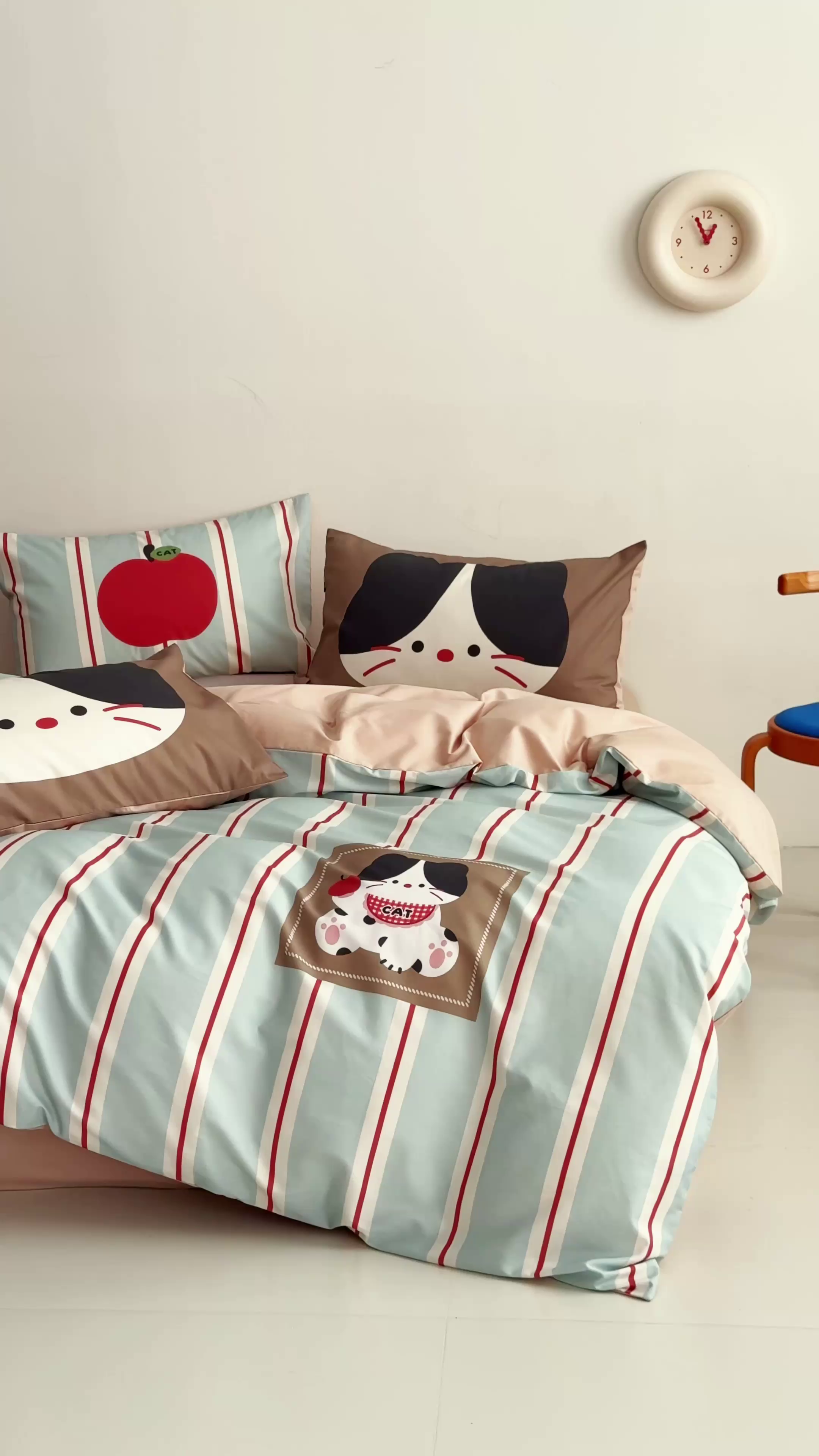 91家纺网 家纺一手货源 找家纺 RYB红黄兰 开学季2025新款ins设计师原创13372大版卡通数码印花40s全棉纯棉三件套四件套 苹果小黑猫