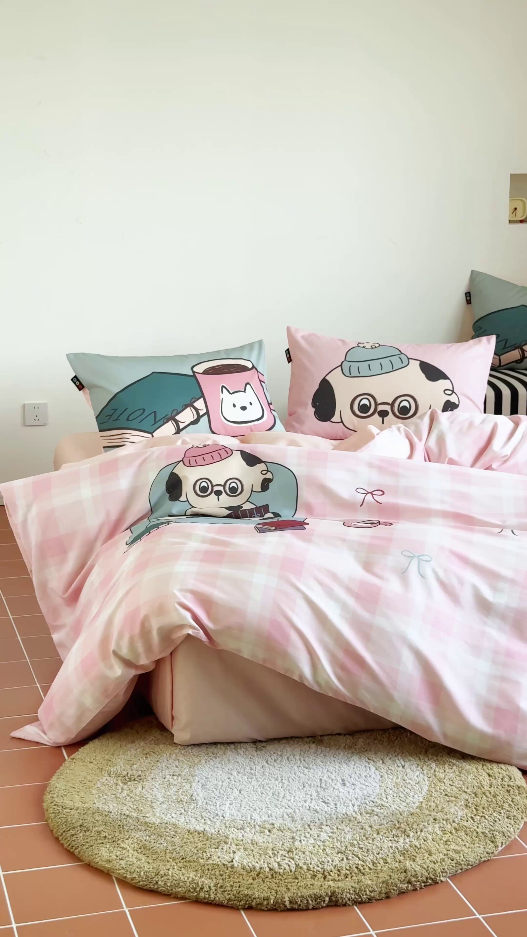 91家纺网 家纺一手货源 找家纺 RYB红黄兰 开学季2025新款ins设计师原创13372大版卡通数码印花40s全棉纯棉三件套四件套 美好假日