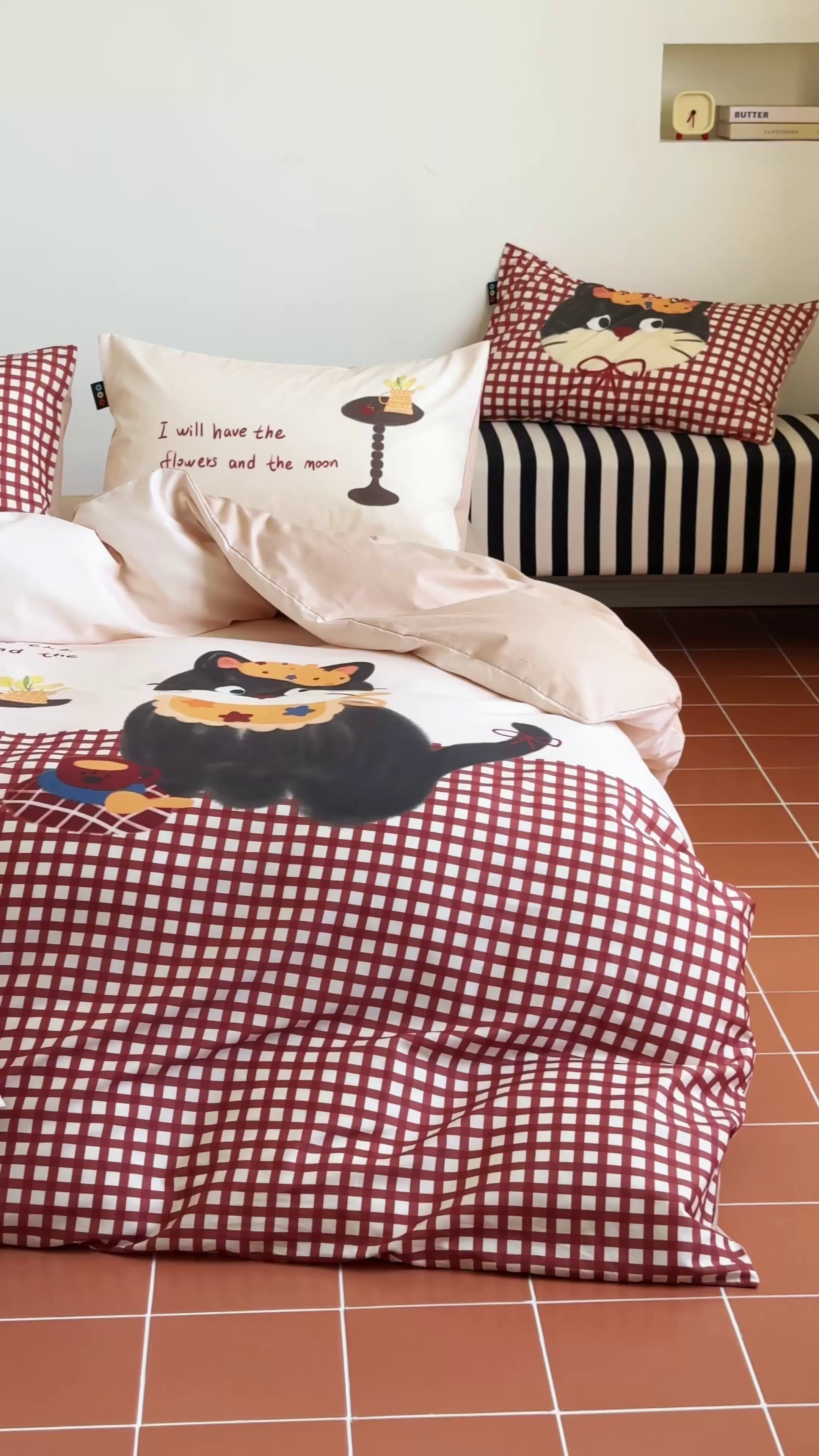 91家纺网 家纺一手货源 找家纺 RYB红黄兰 开学季2025新款ins设计师原创13372大版卡通数码印花40s全棉纯棉三件套四件套 红格猫咪