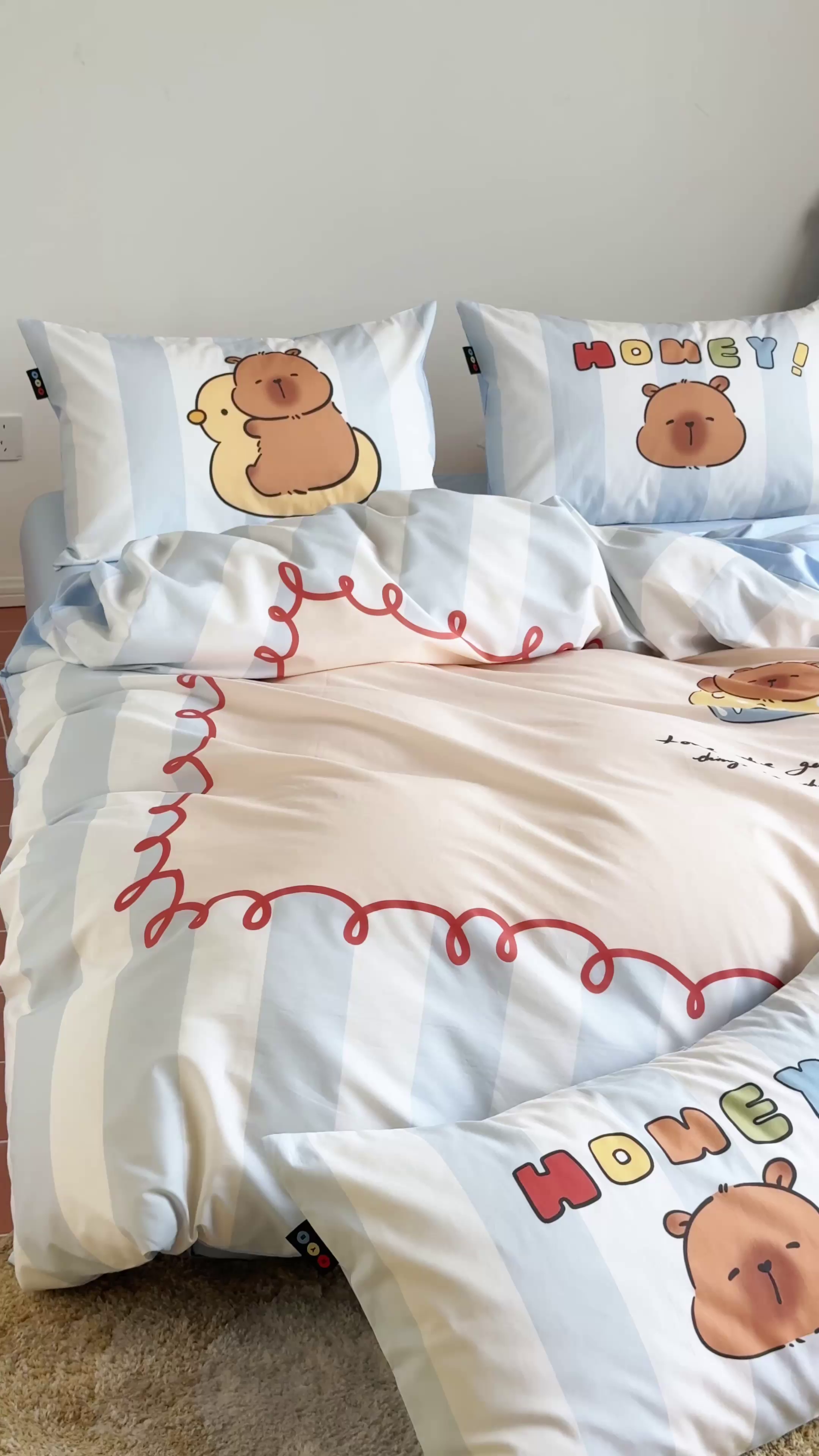 91家纺网 家纺一手货源 找家纺 RYB红黄兰 开学季2025新款ins设计师原创13372大版卡通数码印花40s全棉纯棉三件套四件套 蛋糕卡皮巴拉