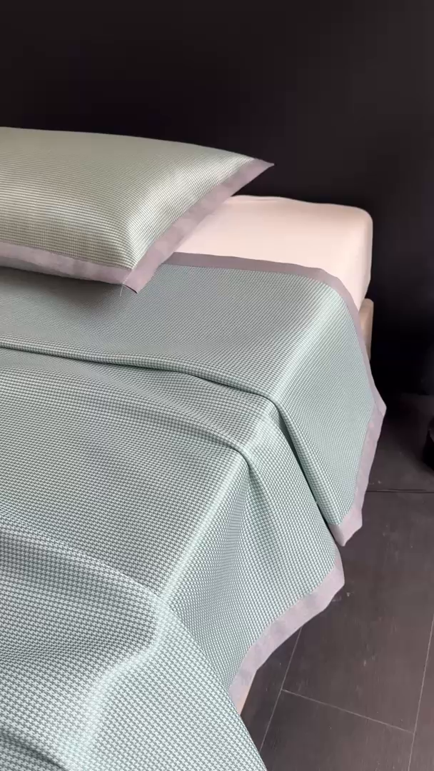 91家纺网 家纺一手货源 找家纺 （总）红嘴企鹅2025新款千鸟格提花冰丝凉席（量大可聊）