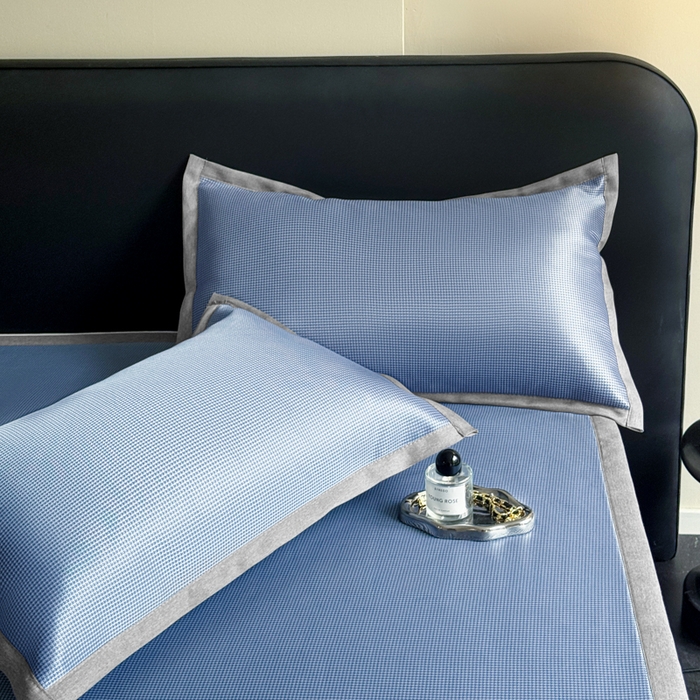 91家纺网 家纺一手货源 找家纺 红嘴企鹅2025新款千鸟格提花冰丝凉席（量大可聊） 千鸟格-提花蓝