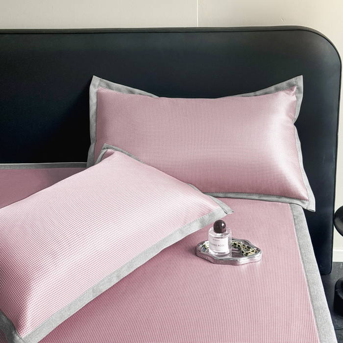 91家纺网 家纺一手货源 找家纺 红嘴企鹅2025新款千鸟格提花冰丝凉席（量大可聊） 千鸟格-提花粉