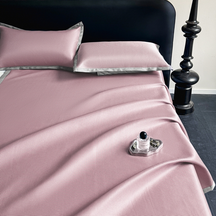 91家纺网 家纺一手货源 找家纺 红嘴企鹅2025新款千鸟格提花冰丝凉席（量大可聊） 千鸟格-提花粉