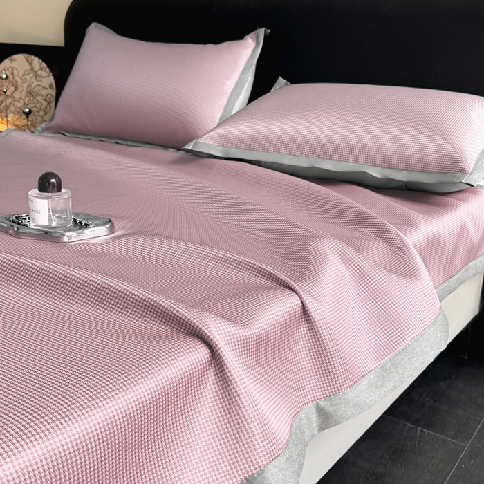 91家纺网 家纺一手货源 找家纺 红嘴企鹅2025新款千鸟格提花冰丝凉席（量大可聊） 千鸟格-提花粉