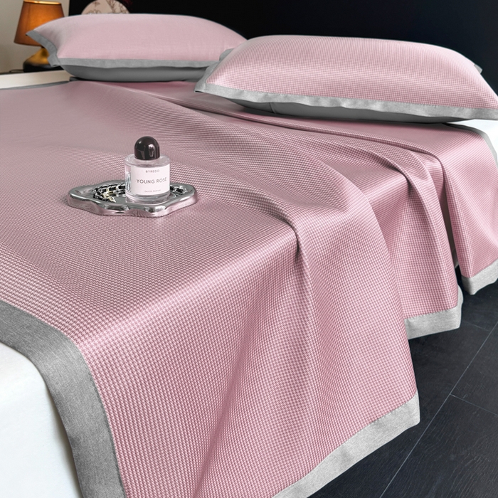 91家纺网 家纺一手货源 找家纺 红嘴企鹅2025新款千鸟格提花冰丝凉席（量大可聊） 千鸟格-提花粉