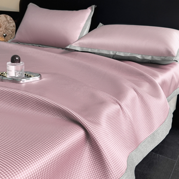 91家纺网 家纺一手货源 找家纺 红嘴企鹅2025新款千鸟格提花冰丝凉席（量大可聊） 千鸟格-提花粉