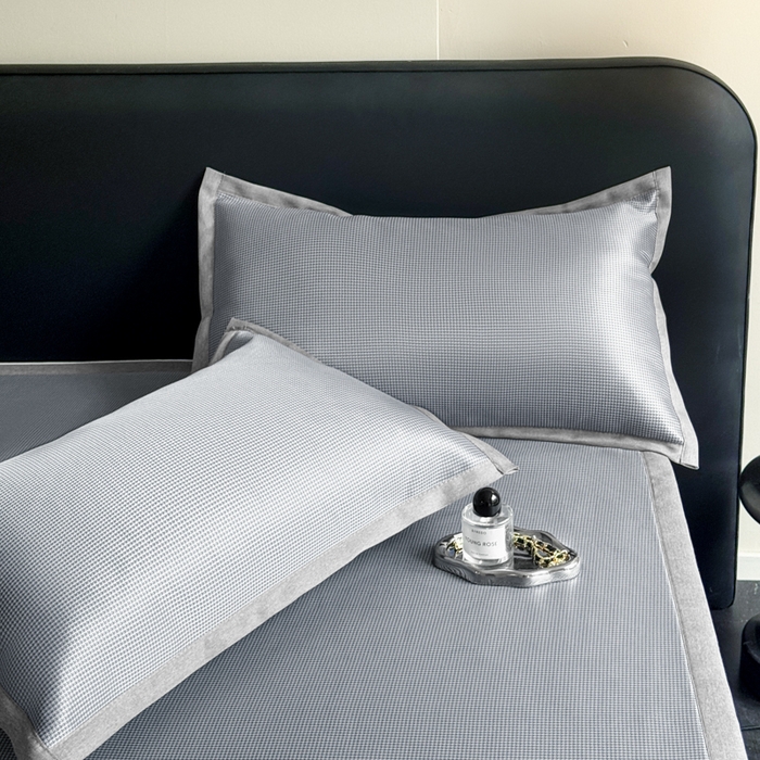 91家纺网 家纺一手货源 找家纺 红嘴企鹅2025新款千鸟格提花冰丝凉席（量大可聊） 千鸟格-提花灰