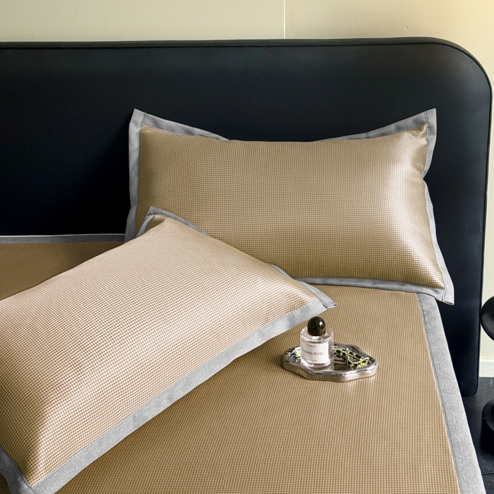 91家纺网 家纺一手货源 找家纺 红嘴企鹅2025新款千鸟格提花冰丝凉席（量大可聊） 千鸟格-提花咖