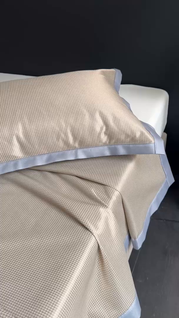 91家纺网 家纺一手货源 找家纺 红嘴企鹅2025新款千鸟格提花冰丝凉席（量大可聊） 千鸟格-提花咖