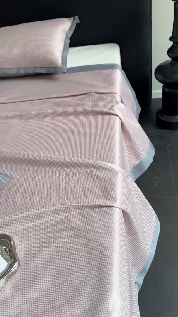 91家纺网 家纺一手货源 找家纺 红嘴企鹅2025新款千鸟格提花冰丝凉席（量大可聊） 千鸟格-提花粉