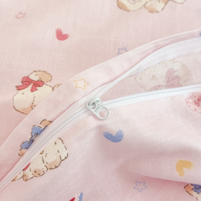 91家纺网 家纺一手货源 找家纺 卓缦家纺 2025新款-A类全棉纯棉双层纱小清新印花单被套单枕套学生单被套 被套单件单枕套 假日甜心猫-粉色