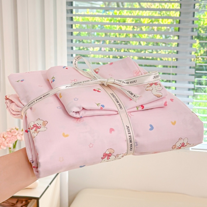 91家纺网 家纺一手货源 找家纺 卓缦家纺 2025新款-A类全棉纯棉双层纱小清新印花单被套单枕套学生单被套 被套单件单枕套 假日甜心猫-粉色