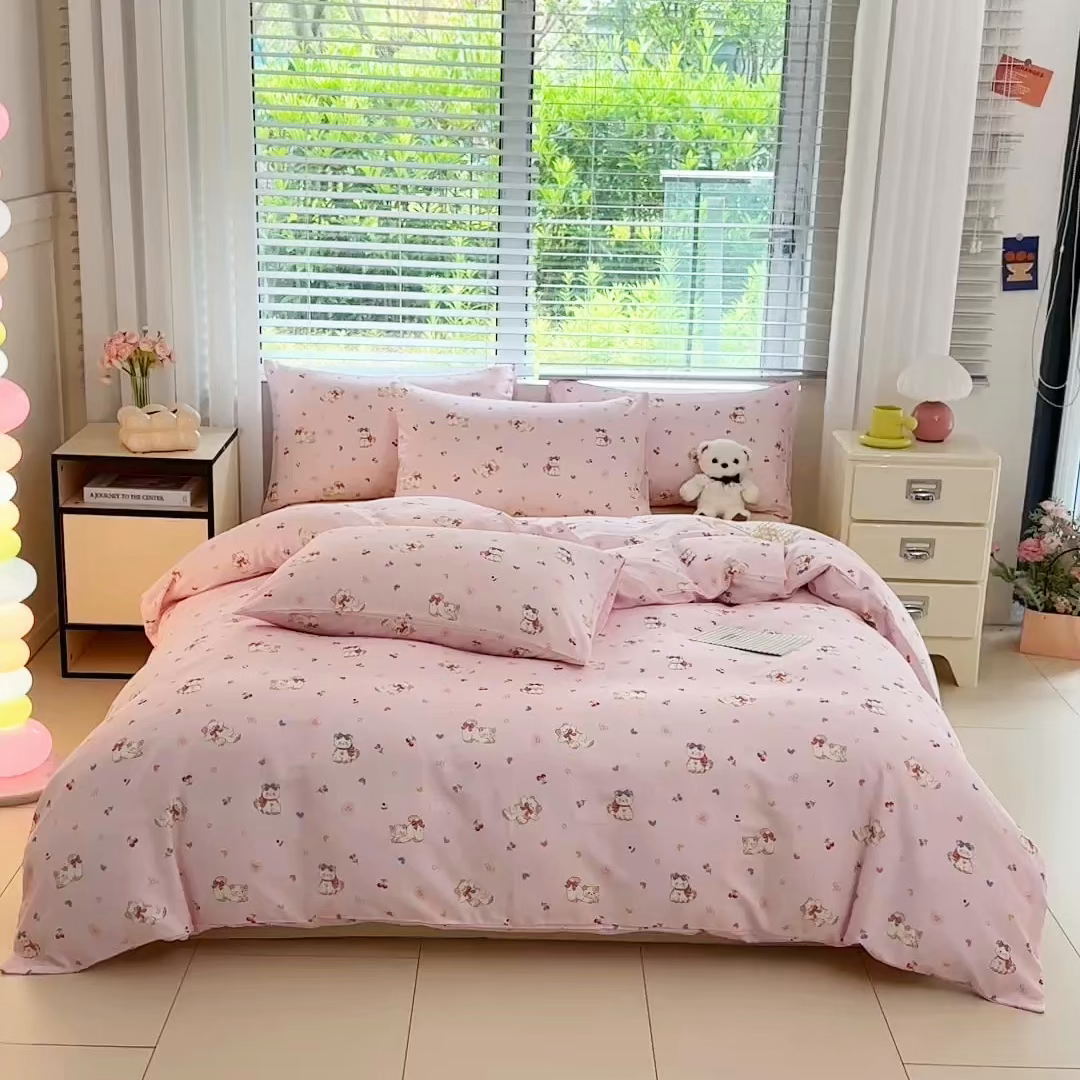 91家纺网 家纺一手货源 找家纺 卓缦家纺 2025新款-A类全棉纯棉双层纱小清新印花单被套单枕套学生单被套 被套单件单枕套 假日甜心猫-粉色