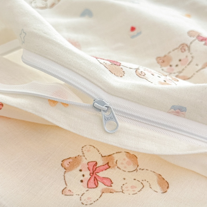 91家纺网 家纺一手货源 找家纺 卓缦家纺 2025新款-A类全棉纯棉双层纱小清新印花单被套单枕套学生单被套 被套单件单枕套 假日甜心猫-米白