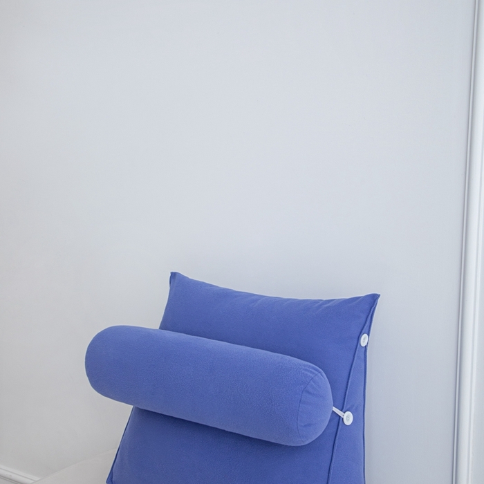 91家纺网 家纺一手货源 找家纺 沐沐家纺 2026新款仿棉绒三角靠背带头枕 宝蓝色