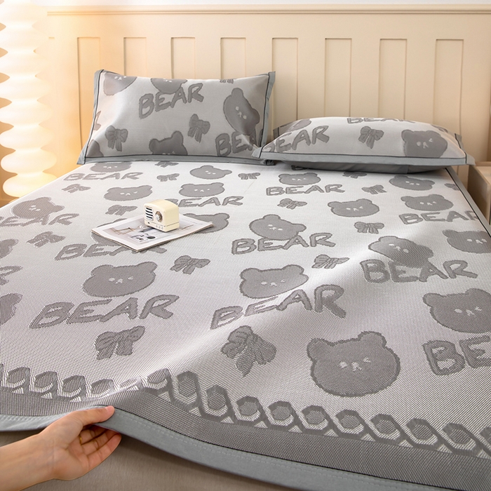 91家纺网 家纺一手货源 找家纺 莱家富 2025新款A类凉感提花冰丝凉席 快乐小熊-灰