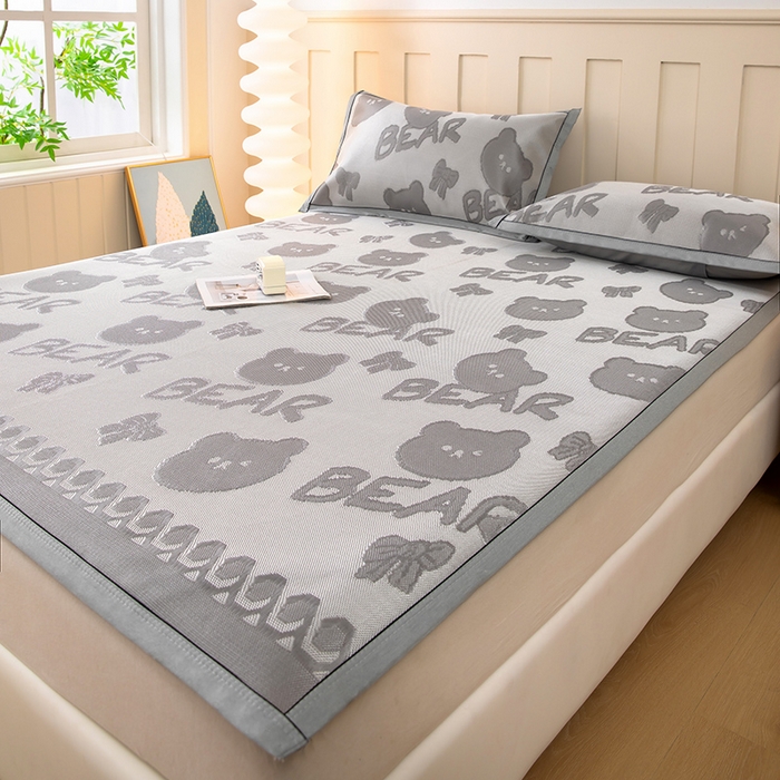 91家纺网 家纺一手货源 找家纺 莱家富 2025新款A类凉感提花冰丝凉席 快乐小熊-灰