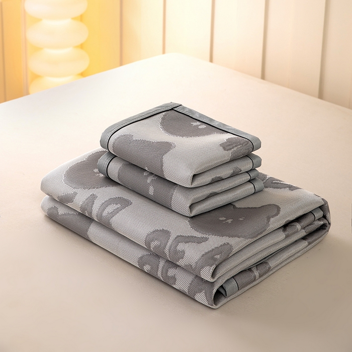 91家纺网 家纺一手货源 找家纺 莱家富 2025新款A类凉感提花冰丝凉席 快乐小熊-灰