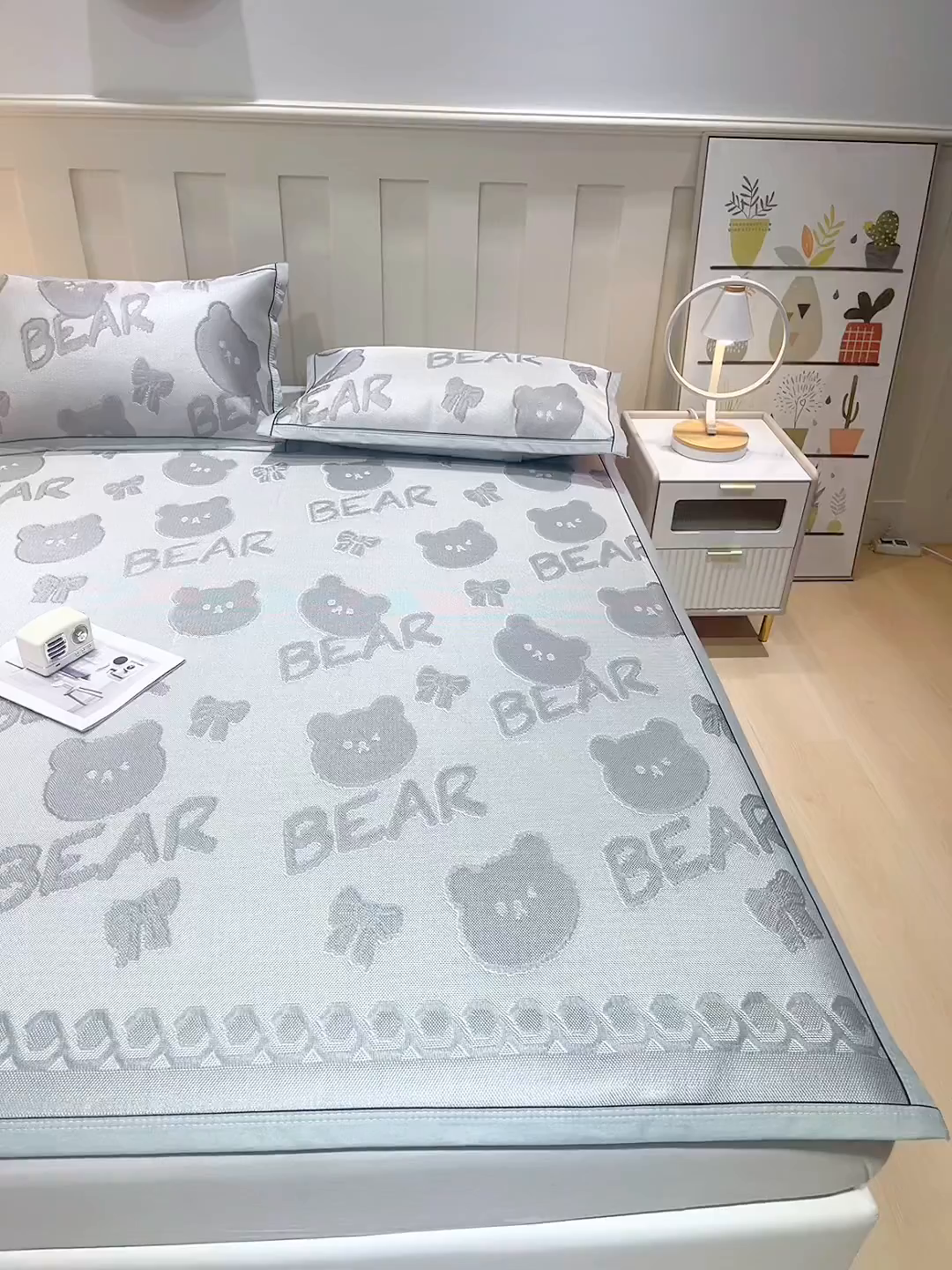 91家纺网 家纺一手货源 找家纺 莱家富 2025新款A类凉感提花冰丝凉席 快乐小熊-灰