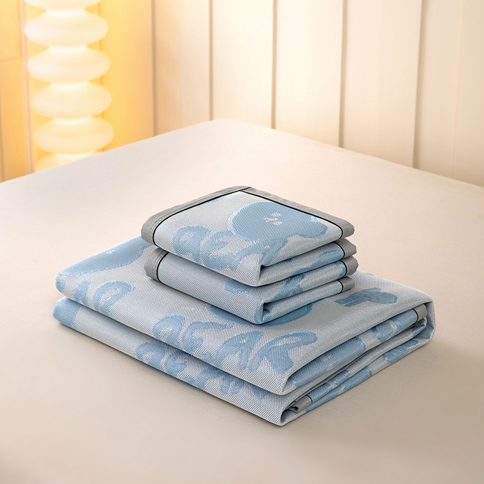 91家纺网 家纺一手货源 找家纺 莱家富 2025新款A类凉感提花冰丝凉席 快乐小熊-天蓝