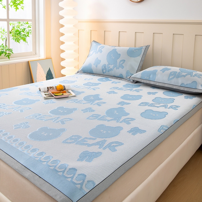 91家纺网 家纺一手货源 找家纺 莱家富 2025新款A类凉感提花冰丝凉席 快乐小熊-天蓝